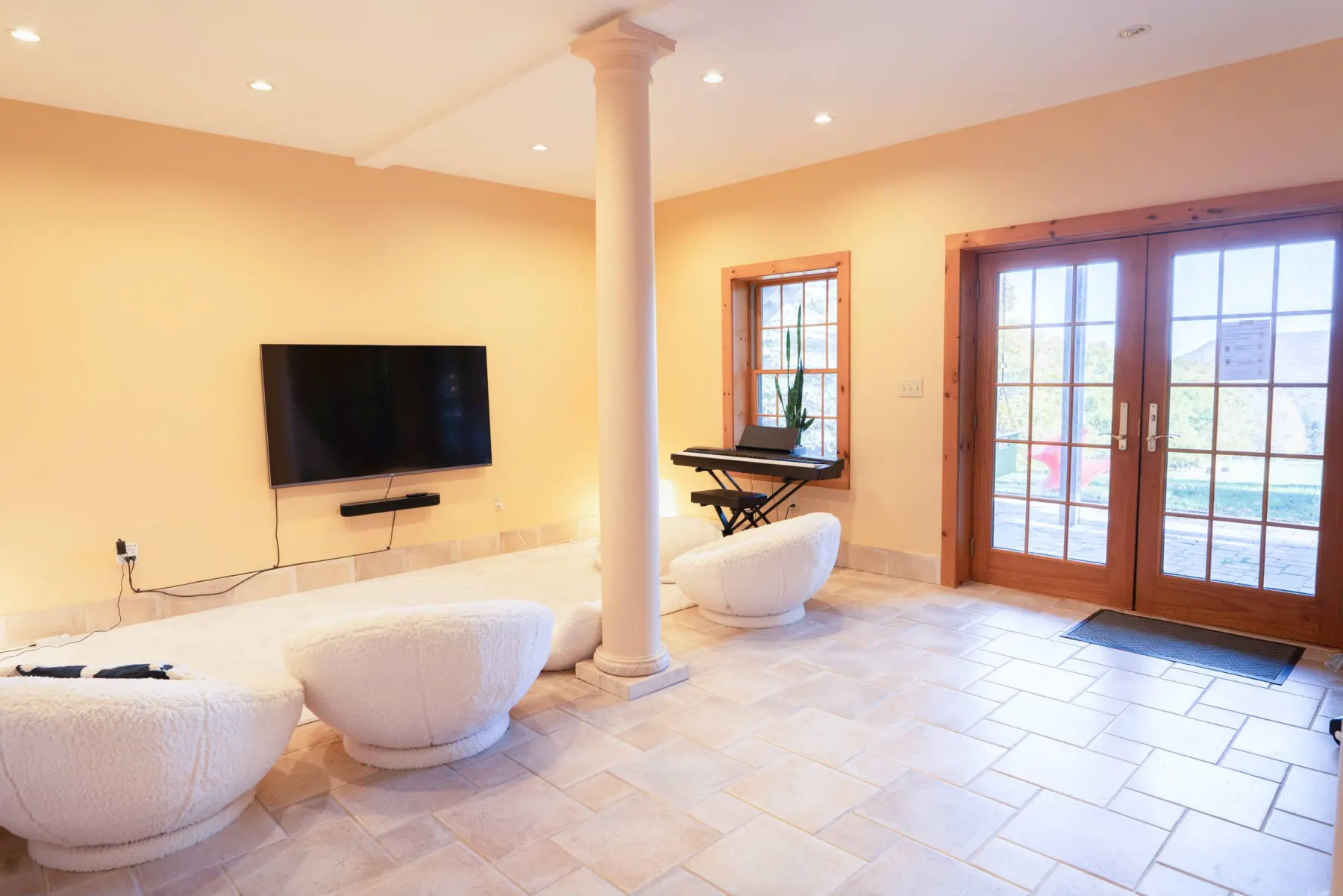 The lounge area has a 65 inch TV w/ ROKU streaming device & Sonos soundbar. Use our Netflix and Google TV subscriptions to watch your favorite show.