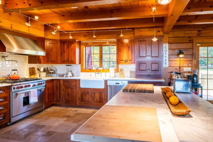 The Chef's kitchen is a delight for cooking and has all appliances (Blendtec blender, toaster, ...) and cooking gear (All-clad cookware, Japanese knives...) you need to cook for a large group.
