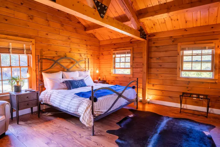 Sleep like royalty in the master bedroom with its vaulted ceilings and majestical King size bed.