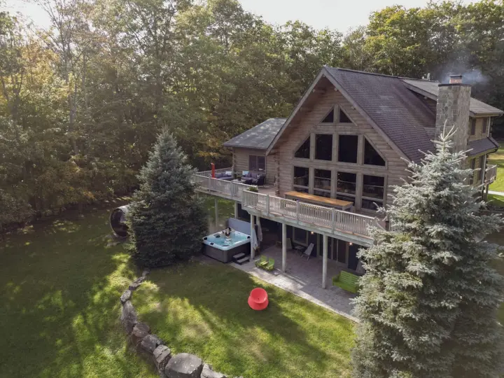 Wellness heaven: switch from sauna to hot tub and back!
