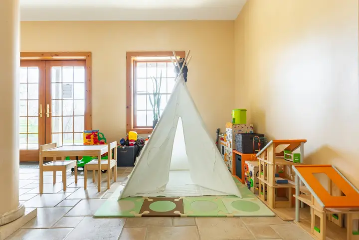 The little ones will love the kids' corner with tipi tent, play kitchen and dollhouse. There are many toys to occupy them for hours.